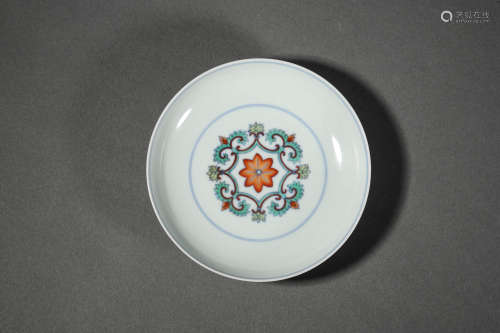 Doucai Twining Flowers Pattern Porcelain Plate
