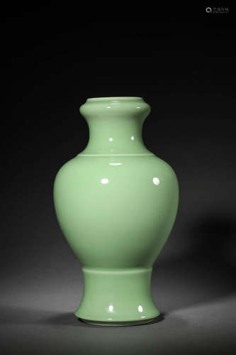 Green Glaze Porcelain Garlic Mouth Bottle