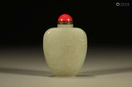 A CARVED HETIAN JADE SNUFF BOTTLE