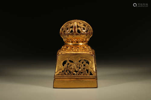 A CARVED GILT-COPPER SEAL