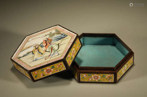 A PAINTED ENAMEL FULUSHOU HEXAGONAL COVERED BOX