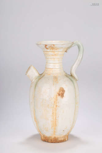 A XING WHITE-GLAZED MELON-FORM EWER