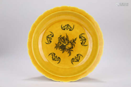 A YELLOW-GLAZED GRISAILLE-DECORATED BAT LOBED PLATE