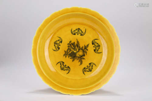 A YELLOW-GLAZED GRISAILLE-DECORATED BAT LOBED PLATE