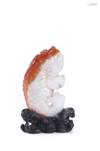 A WHITE JADE CARP-SHAPE ORNAMENT