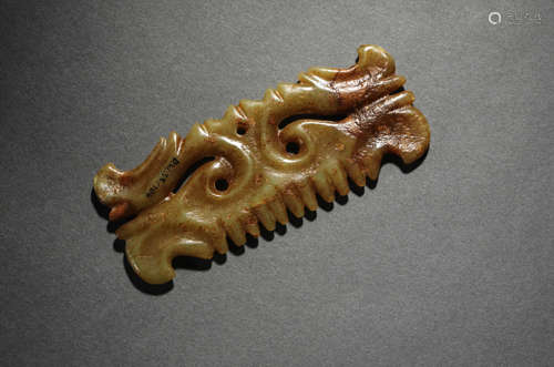 A JADE CLOUD-PATTERN ORNAMENT