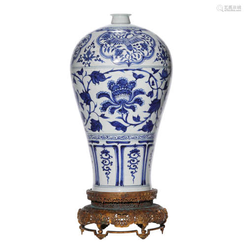 A PORCELAIN BLUE AND WHITE POENY MEIPING VASE