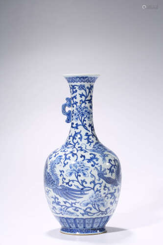 A BLUE AND WHITE DRAGON DOUBLE-HANDLED VASE