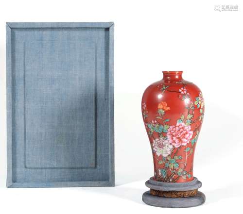 AN ENAMEL GLAZED FLORAL MEIPING VASE