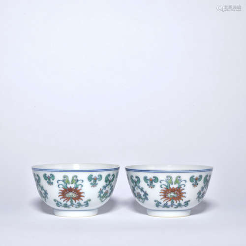 A PAIR OF DOUCAI FLORAL BOWLS