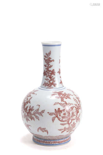 AN UNDERGLAZE RED FLOWER BOTTLE VASE