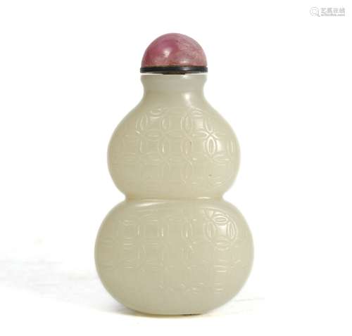 A WHITE JADE DOUBLE-GOURDS SNUFF BOTTLE