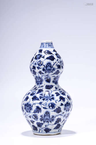 A BLUE AND WHITE INTERTWINED FLORAL GOURD VASE