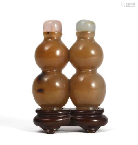 AN AGATE TWIN DOUBLE-GOURDS SNUFF BOTTLE