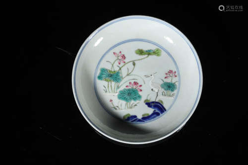 FAMILLE ROSE PLATE WITH CONTINUOUS LOTUS SEED PATTERN