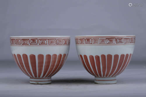 A PAIR OF UNDERGLAZE-RED FLOWER BOWLS