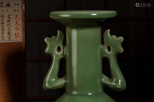 A LONGQUAN CELADON VASE