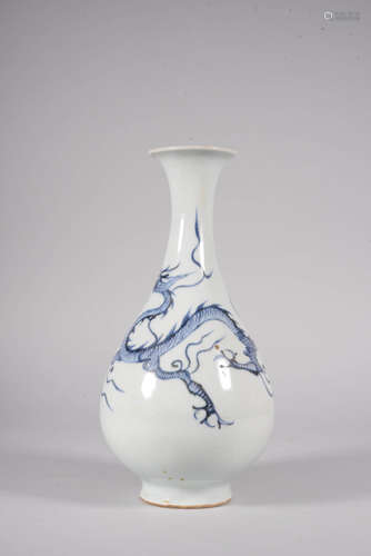 A BLUE AND WHITE DRAGON VASE