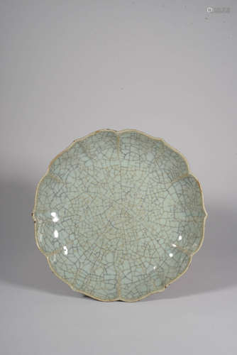 A GUAN-TYPE LOBED DISH