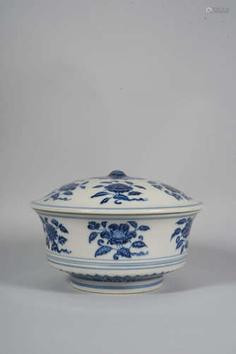 A BLUE AND WHITE FLORAL BOWL