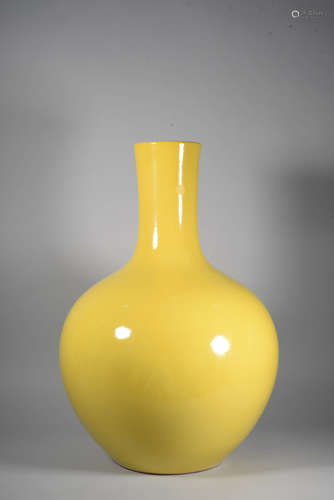 A YELLOW-GLAZED VASE, TIANQIUPING