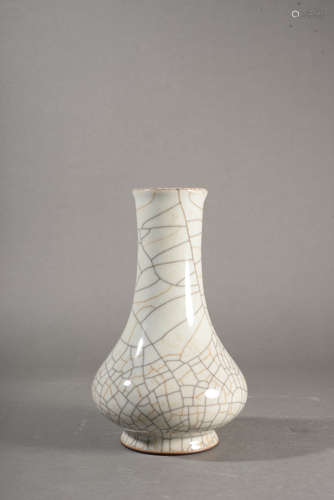 A GUAN-TYPE BOTTLE VASE