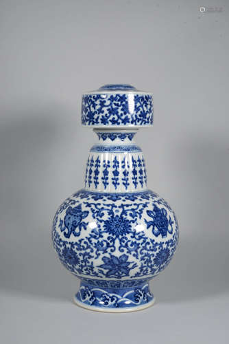 A BLUE AND WHITE VASE, BENBAHU