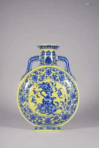 A YELLOW-GROUND BLUE AND WHITE SANDUO VASE