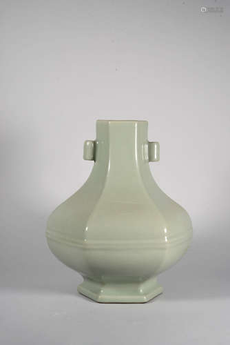 A CELADON-GLAZED ARROW VASE