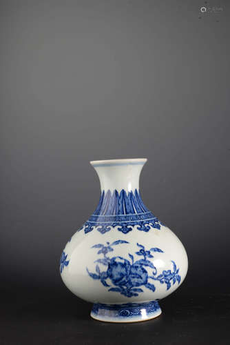 A BLUE AND WHITE BOTTLE VASE