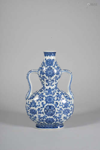 A BLUE AND WHITE DOUBLE-GOURD VASE