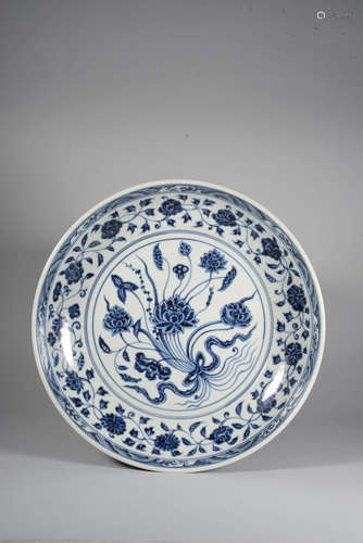 A BLUE AND WHITE LOTUS DISH