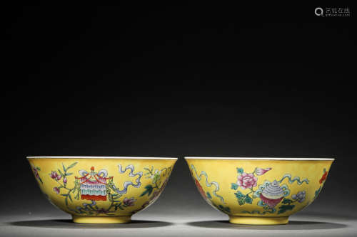 A PAIR OF YELLOW-GROUND FAMILLE ROSE EIGHT IMMORTALS BOWLS