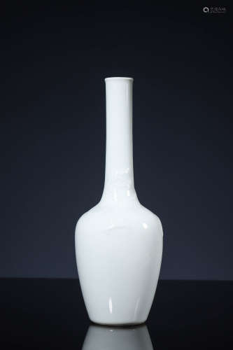 WHITE GLAZE DRAGON LONG-NECKED VASE