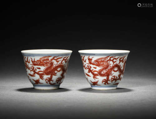 A PAIR OF IRON-RED BLUE AND WHITE DRAGON CUPS