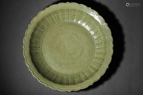 LONGQUAN CELADON DRAGON FOLIATE-RIMMED PLATE