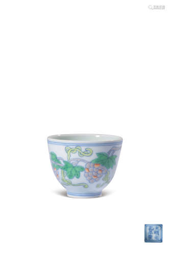 A DOUCAI‘GRAPE’CUP,MARK AND PERIOD OF CHENGHUA