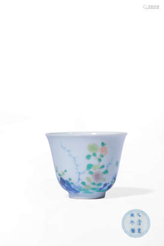 A BLUE AND WHITE DOUCAI ‘FLOWER’CUP,MARK AND PERIOD OF KANGX...