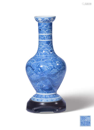 A BLUE AND WHITE‘DRAGON’VASE,MARK AND PERIOD OF QIANLONG