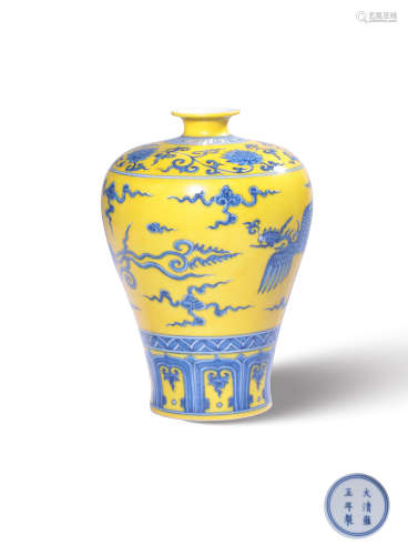 A LEMON-YELLOW-GLAZED BLUE AND WHITE MEIPING,MARK AND PERIOD...