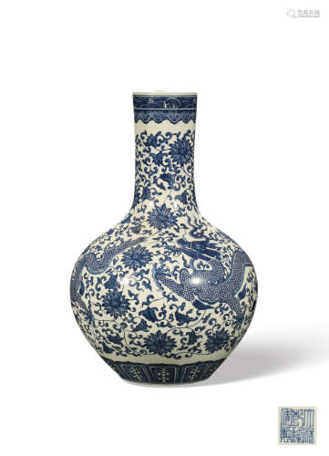 A BLUE AND WHITE‘DRAGON’VASE,MARK AND PERIOD OF QIANLONG