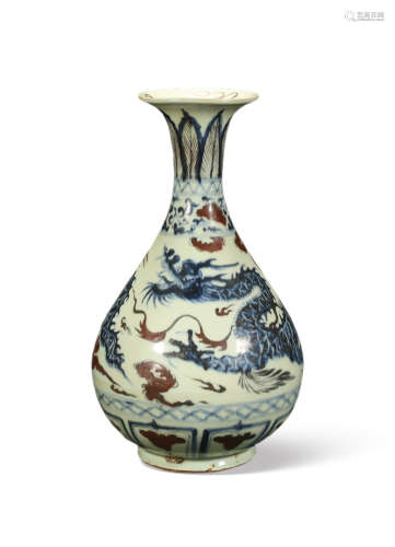 A BLUE AND WHITE‘DRAGON’PEAR-SHAPED VASE，YUAN DYNASTY