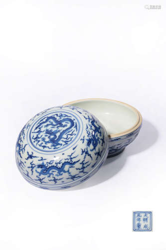 A BLUE AND WHITE ‘DRAGON’BOX AND COVER,MARK AND PERIOD OF CH...