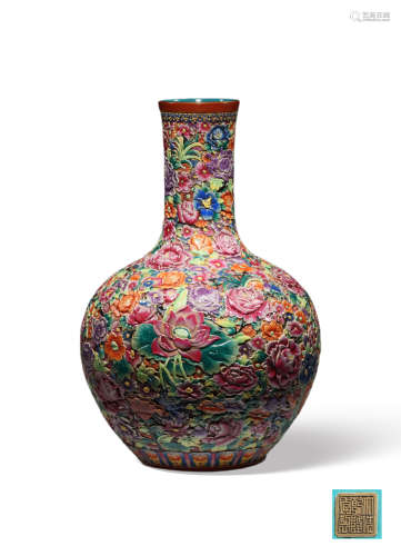A FAMILLE-ROSE‘FLOWER’VASE,MARK AND PERIOD OF QIANLONG