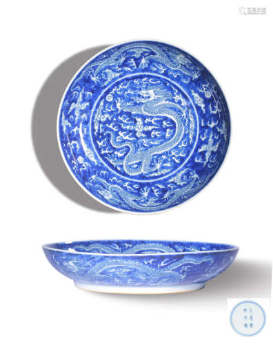 A BLUE AND WHITE‘DRAGON’DISH,MARK AND PERIOD OF KANGXI