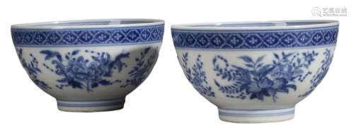 A PAIR OF BLUE AND WHITE FLOWER BOWLS