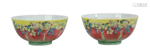 A PAIR OF YELLOW GROUND FAMILLE ROSE LOTUS BOWLS
