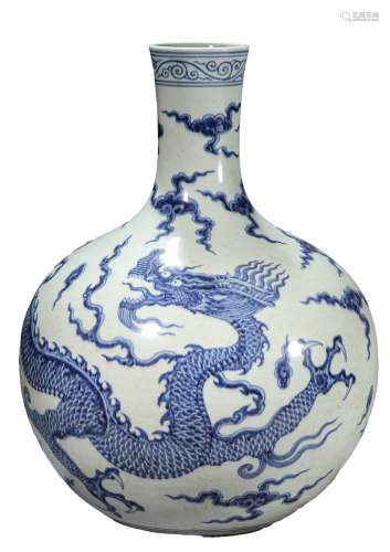 A BLUE AND WHITE ‘DRAGON AND CLOUD’VASE