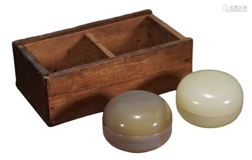 A SET OF WHITE JADE AND AGATE COVERED BOXES