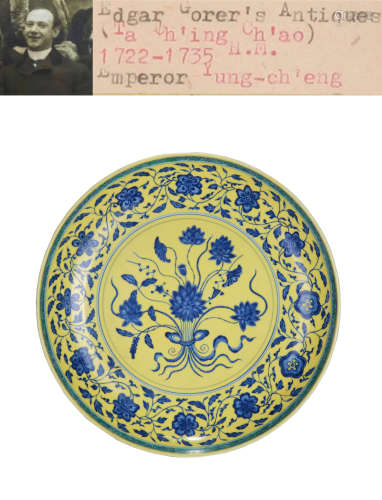 A YELLOW GROUND BLUE AND WHITE PLATE